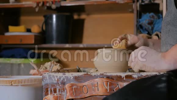陶瓷车间专用陶罐雕刻专业视频的预览图