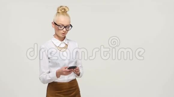 一个商务女性在讲电话的画像视频的预览图