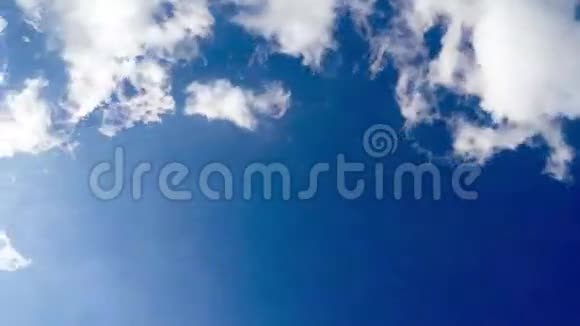 云在蓝天上流逝视频的预览图
