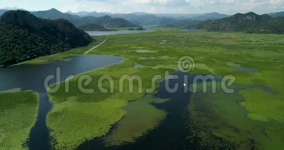 晴天在山上鸟瞰斯卡达尔湖的美丽景观黑山湖的领地视频的预览图