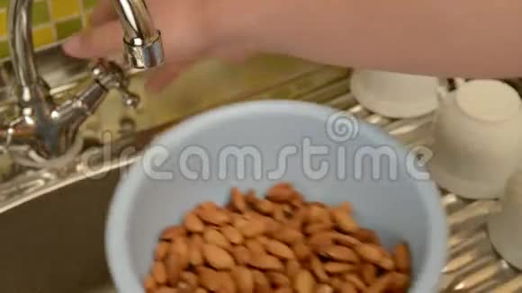 在厨房的凉菜里洗坚果视频的预览图