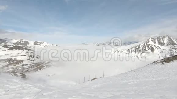 安道尔Grandvalira滑雪区的山峰视频的预览图