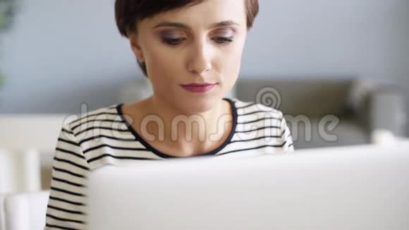 忙碌的女人在工作视频的预览图