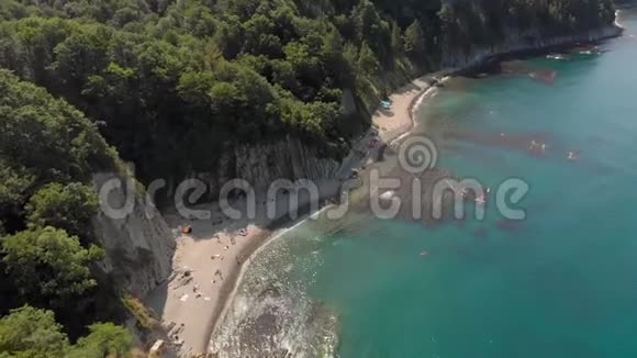 在海边的岩石海岸空中射击视频的预览图