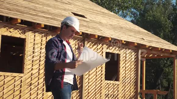 概念建筑构建建筑师慢动作视频戴着头盔的建筑工人站在生活方式的建设上视频的预览图