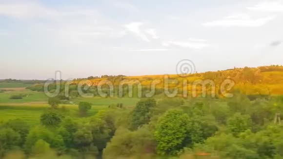 日落前从火车上看到山和森林的美丽景色窗外的景色视频的预览图