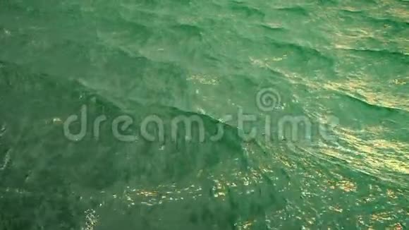 在绿色海洋表面缓慢飞行可循环飞行视频的预览图