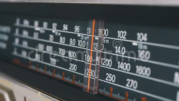 从老式接收机的尺度上调谐模拟无线电拨频率视频的预览图