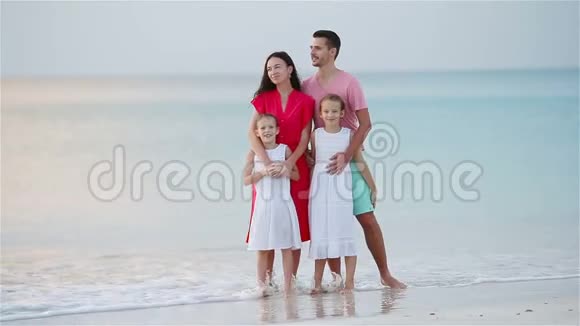 有孩子的幸福家庭在海滩散步视频的预览图