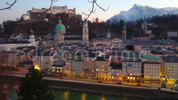 奥地利萨尔茨堡市夜景视频的预览图