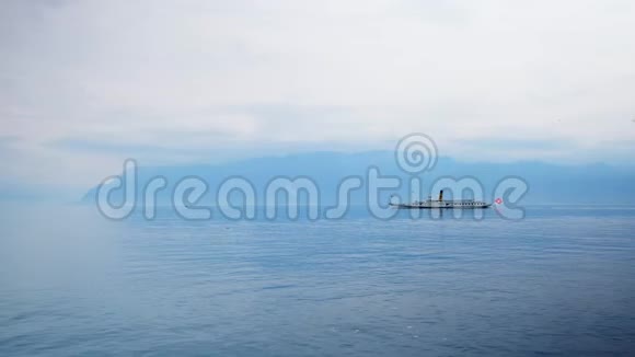 日内瓦湖的旅游船视频的预览图