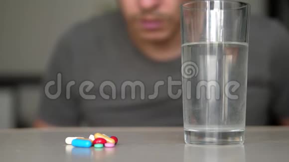 在家里吃药的人是生病的慢动作视频保健和医学概念疾病男性的生活方式视频的预览图