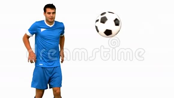 在白色屏幕上踢足球的人视频的预览图