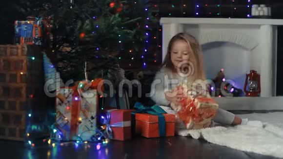 小女孩和圣诞礼物视频的预览图