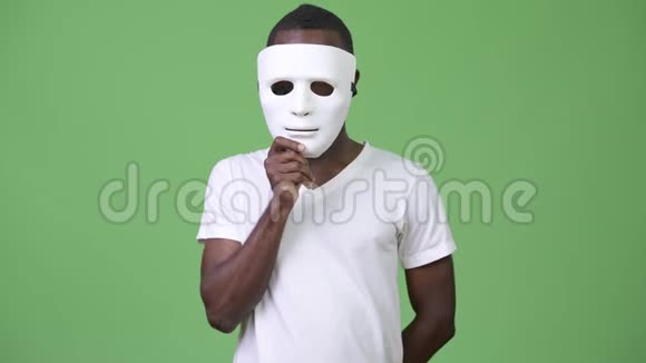 戴着白色面具的非洲年轻人视频的预览图
