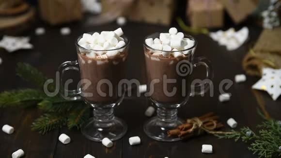 一杯热巧克力可可饮料和棉花糖视频的预览图