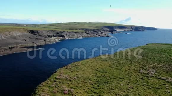爱尔兰西海岸的蓝色大西洋视频的预览图