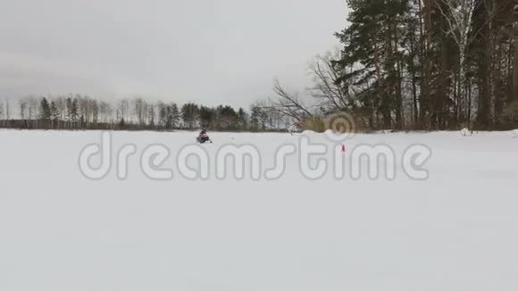 在雪地摩托上赛车视频的预览图