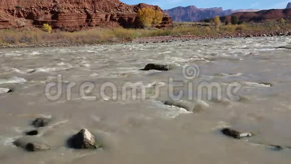 岩石和溪流视频的预览图
