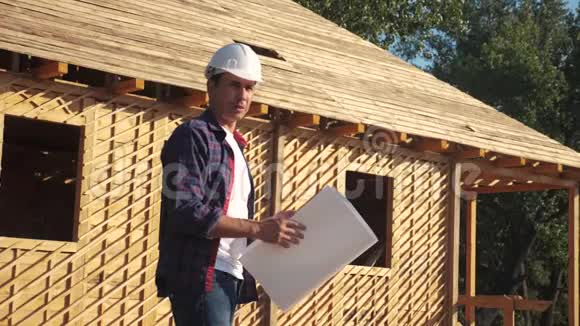 概念建筑构建建筑师慢动作视频戴着头盔的建筑工人站在建筑工地上视频的预览图