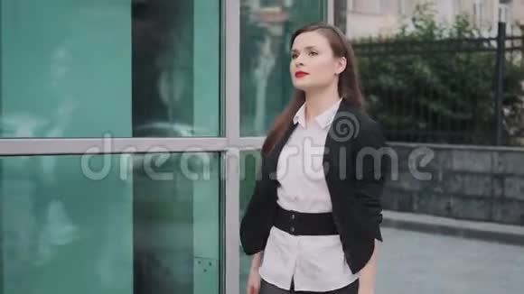 一个自信的商业女性的肖像一个年轻的女人走着手里拿着一个公文包靠近商务中心视频的预览图