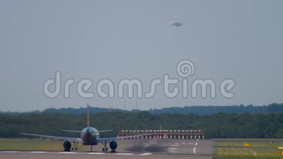 从杜塞尔多夫起飞的飞机视频的预览图