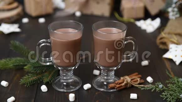 一杯热巧克力可可饮料和棉花糖视频的预览图
