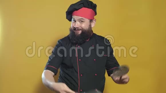 穿黑色西装在黄色背景下做饭视频的预览图