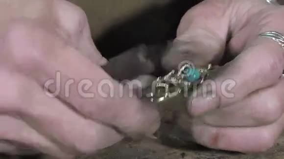 工匠珠宝商创造手镯视频的预览图