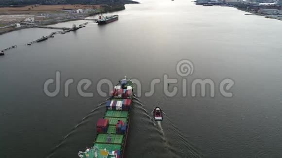 费城特拉华河图格船和货船的鸟瞰图视频的预览图