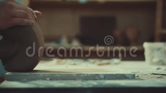 陶艺黏土制品成型视频的预览图