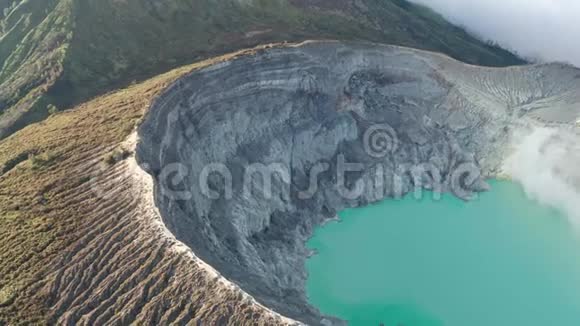 从火山口可以看到美丽的伊根火山有酸湖和硫磺气体视频的预览图