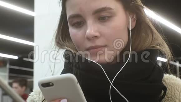 年轻的黑发女人用耳机打电话视频的预览图