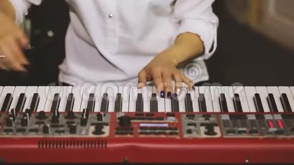 双手演奏钢琴视频的预览图