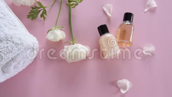 有机护肤品和粉色背景上娇嫩的花朵健康化妆品视频的预览图