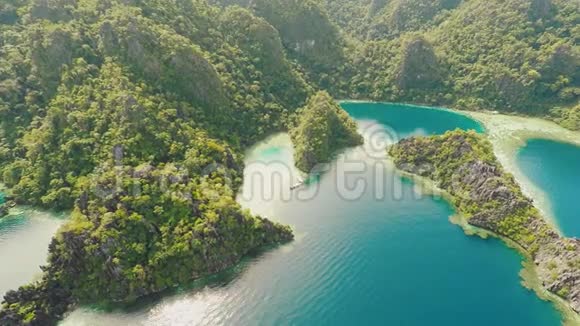 科罗恩巴拉望菲律宾鸟瞰美丽的双子泻湖和石灰石悬崖视频的预览图