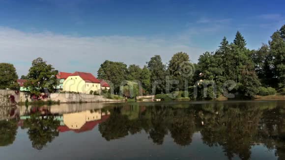 瑟韦纳洛塔捷克共和国湖上的城堡视频的预览图