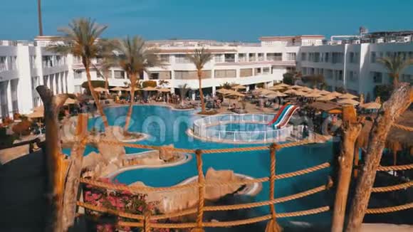 在埃及度假胜地的一家酒店里有蓝水游泳池视频的预览图