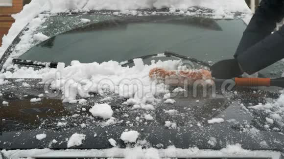 人从雪地里清洁汽车视频的预览图