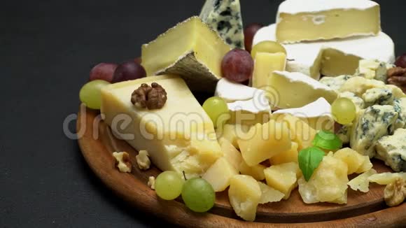 各种类型奶酪的视频帕尔马干酪布里干酪罗克福特干酪视频的预览图