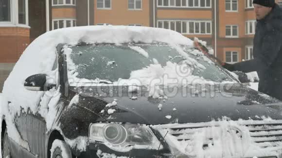 人从雪地里清洁汽车视频的预览图