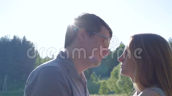 男朋友和女朋友情侣在乡村小镇上的夕阳下散步接吻视频的预览图