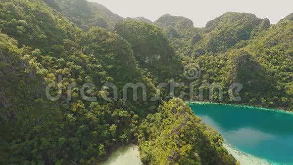 科罗恩巴拉望菲律宾鸟瞰美丽的双子泻湖和石灰石悬崖视频的预览图