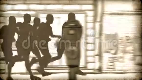 跑步者的剪影视频的预览图