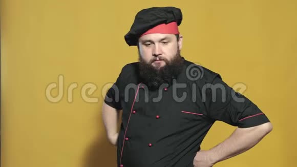 穿黑色西装在黄色背景下做饭视频的预览图
