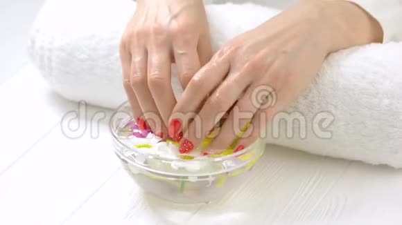用菊花把手放在碗里视频的预览图