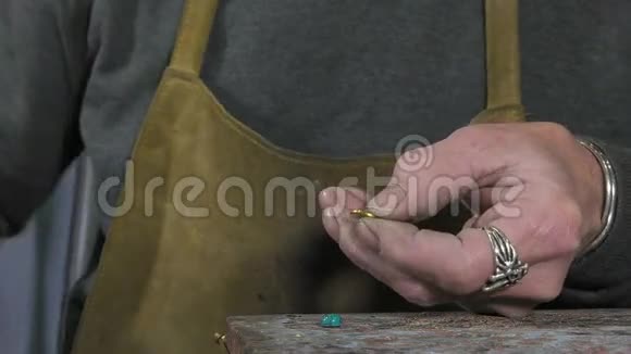 工匠珠宝商创造手镯视频的预览图