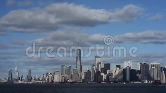拥有曼哈顿和东河著名摩天大楼的天际线视频的预览图
