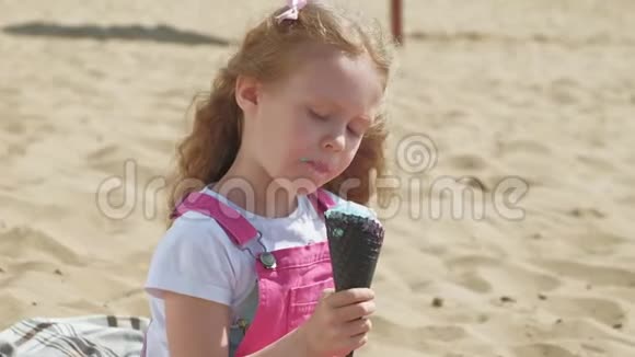 女孩在户外吃冰淇淋视频的预览图
