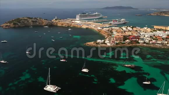 海湾的美丽景色和游艇的鸟瞰图视频的预览图